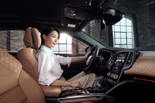 SM6를 타고 있는 배우 김서형. <르노삼성자동차 제공>